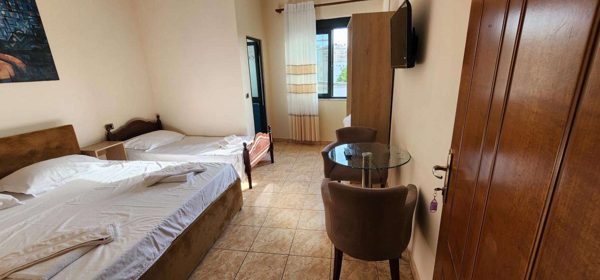 Hotel Studenti Tirana Buitenkant foto