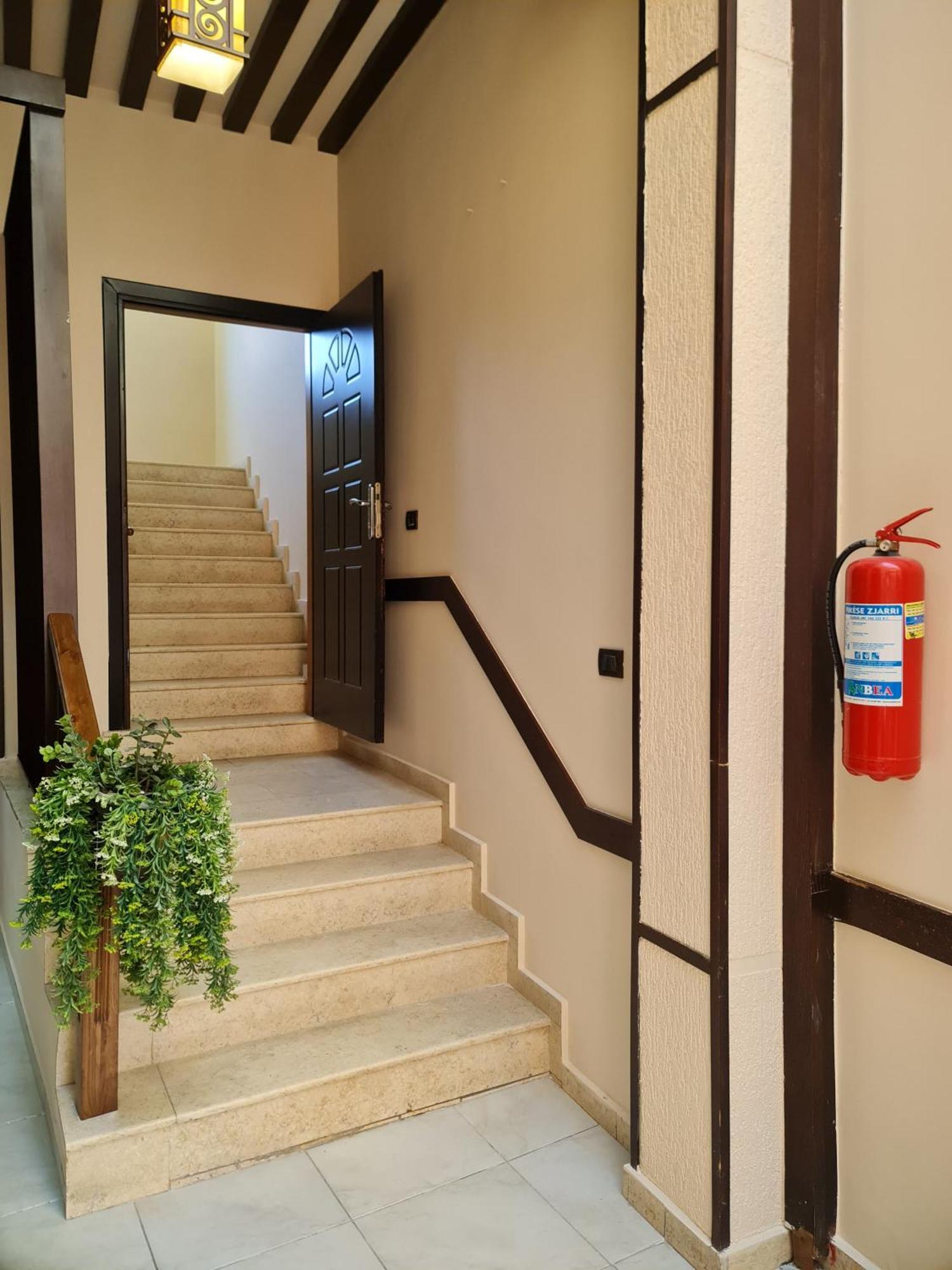 Hotel Studenti Tirana Buitenkant foto