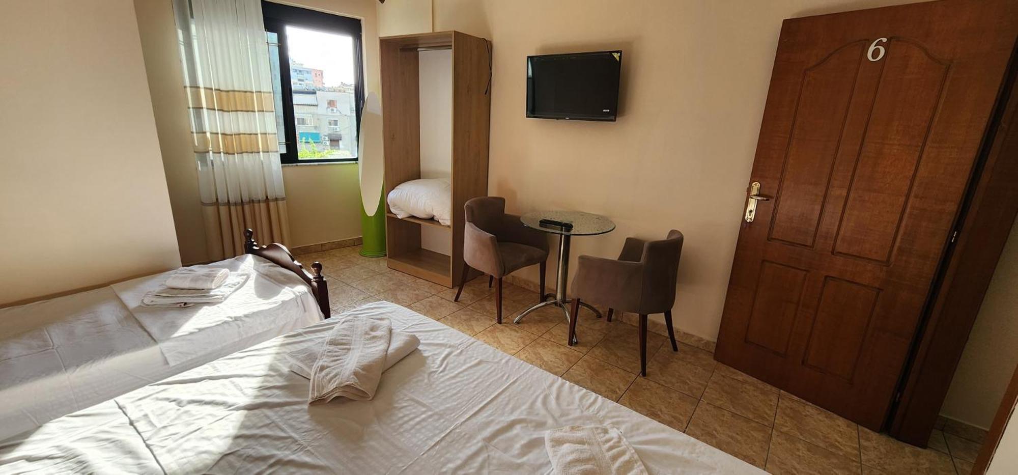Hotel Studenti Tirana Buitenkant foto