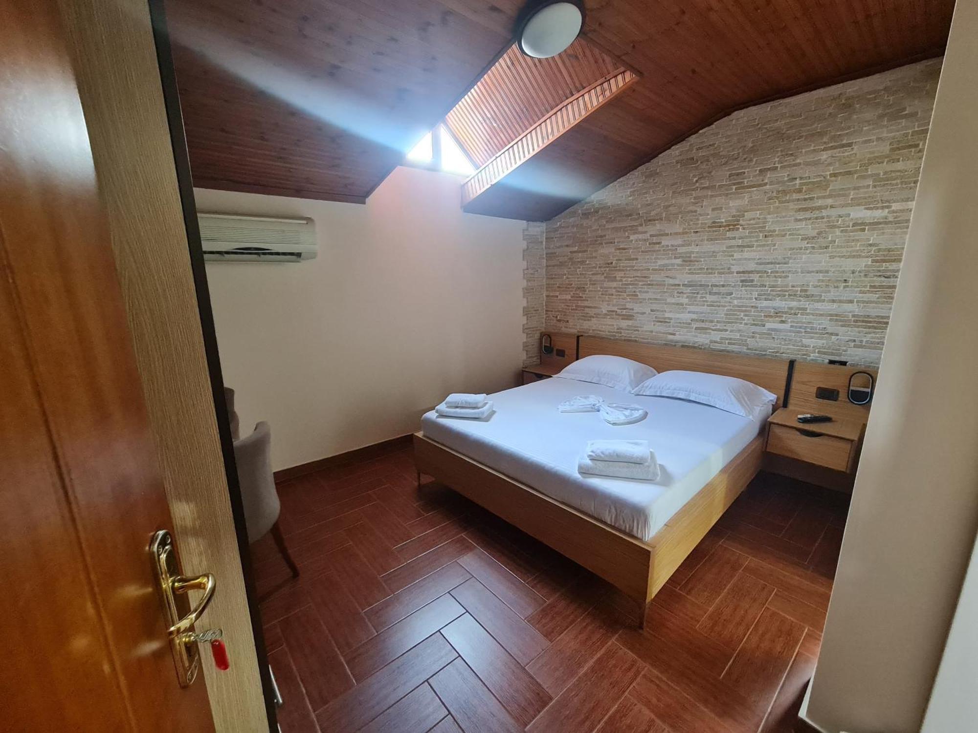 Hotel Studenti Tirana Buitenkant foto