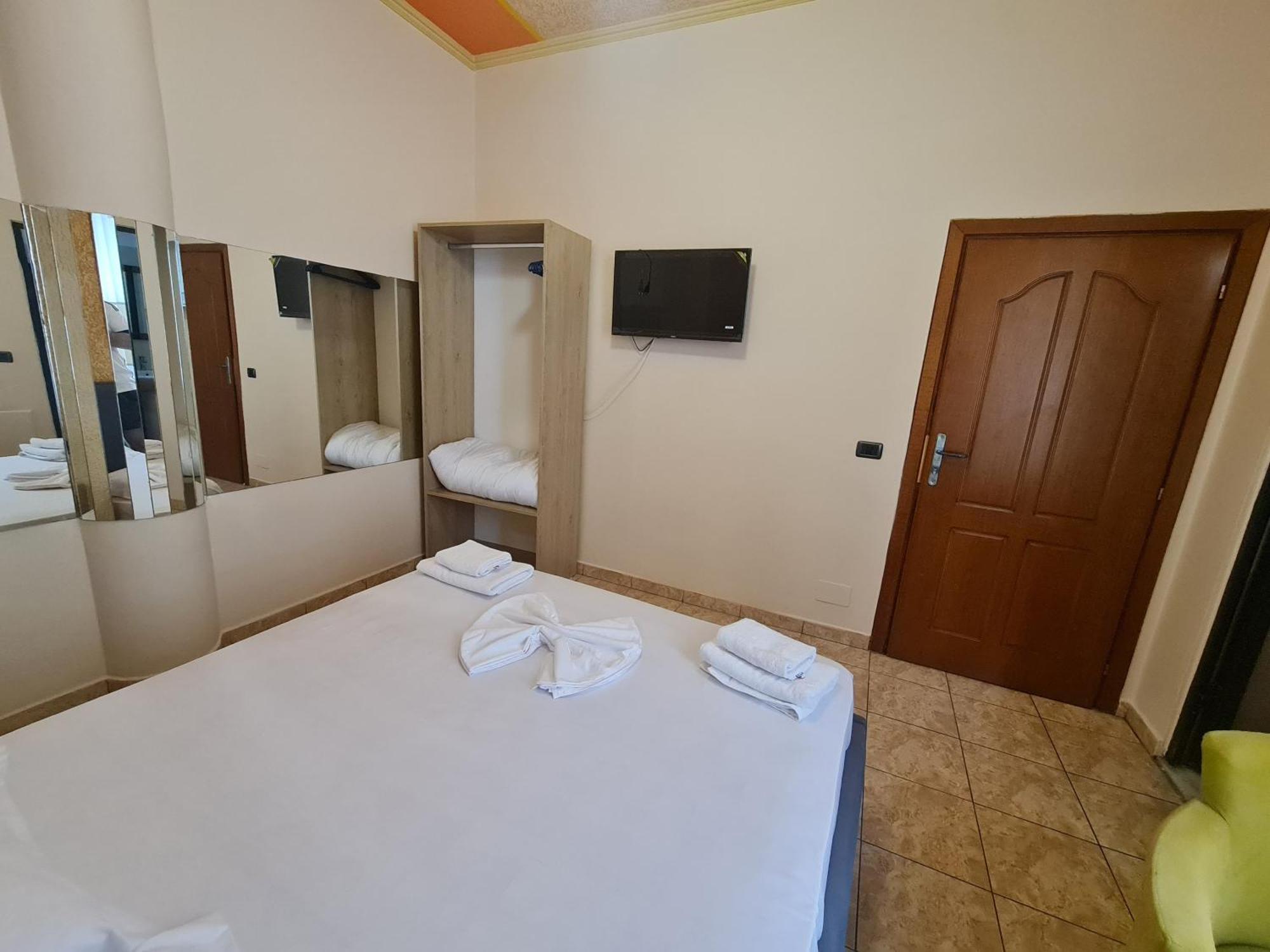Hotel Studenti Tirana Buitenkant foto