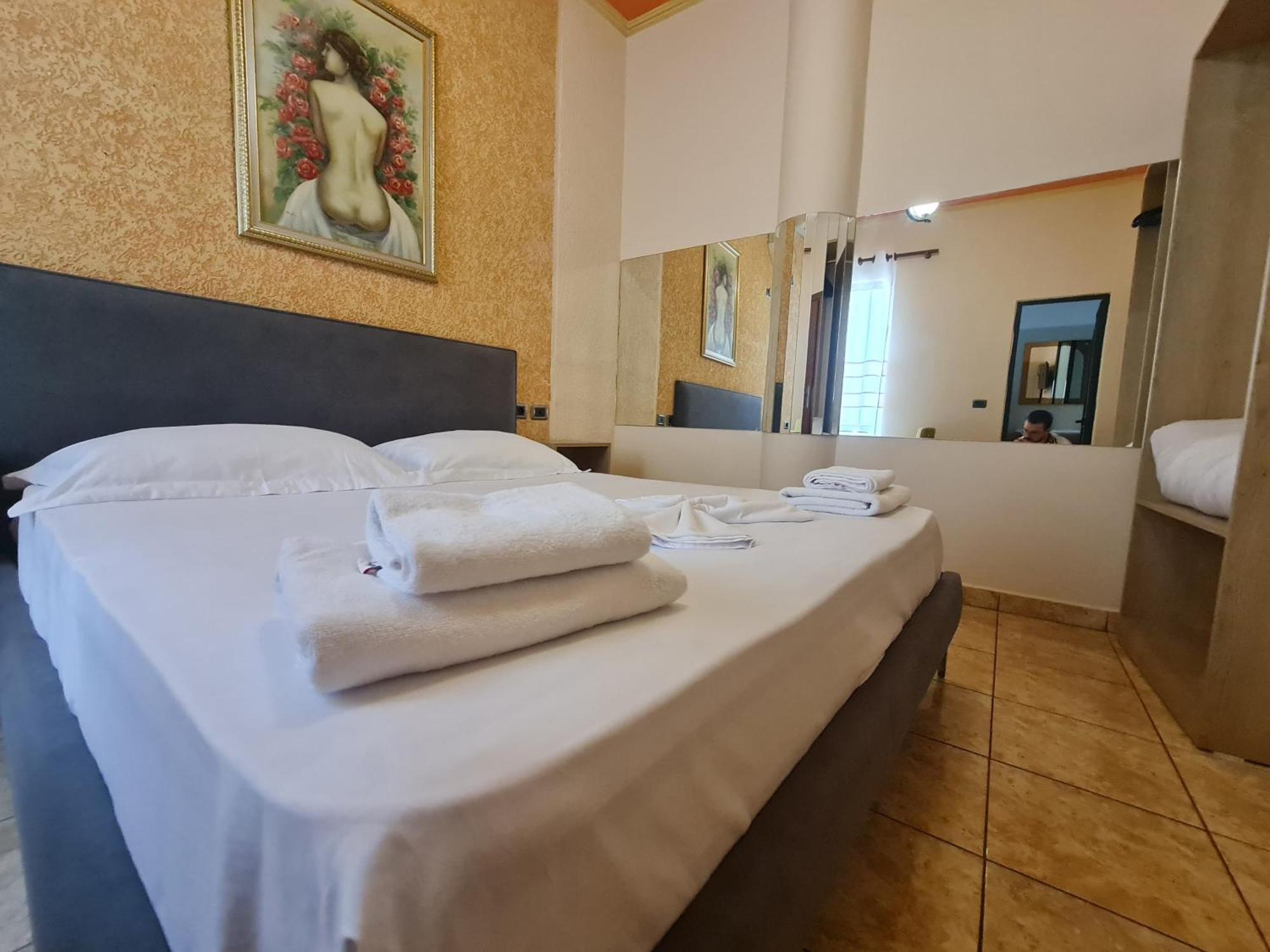 Hotel Studenti Tirana Buitenkant foto