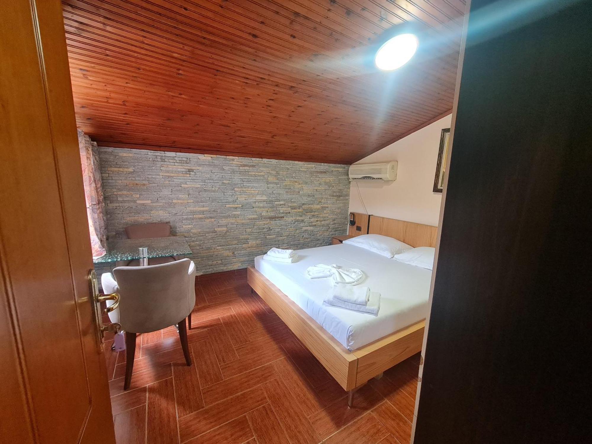 Hotel Studenti Tirana Buitenkant foto